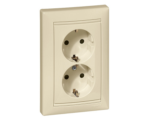 Valena - Розетка 2x2P+E нем. станд. со шторками, сл.кость